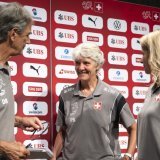 Dominique Blanc (à gauche), Pia Sundhage (au centre) et Marion Daube retiennent beaucoup de positif du parcours de l'équipe de Suisse dans son Euro. KEYSTONE/ANTHONY ANEX